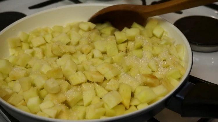 Aggiungi lo zucchero per fare lo strudel