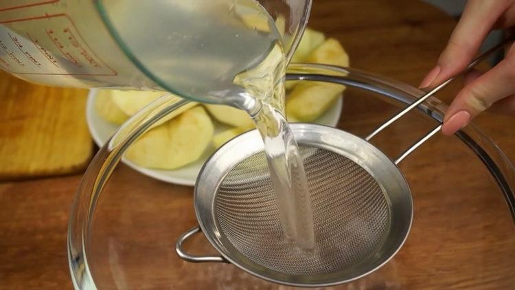 Per preparare lo strudel, prepara l'acqua