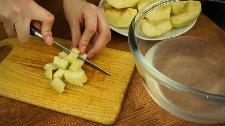 Tagliare le mele per fare lo strudel