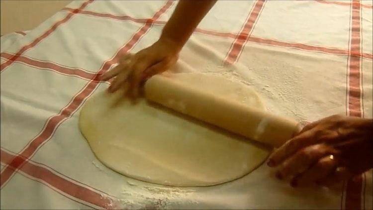 Stendere la pasta per fare la cottura