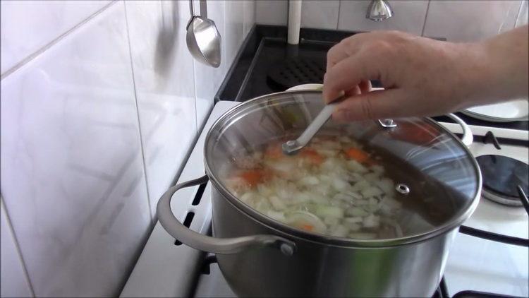 Prepara gli ingredienti per cucinare.