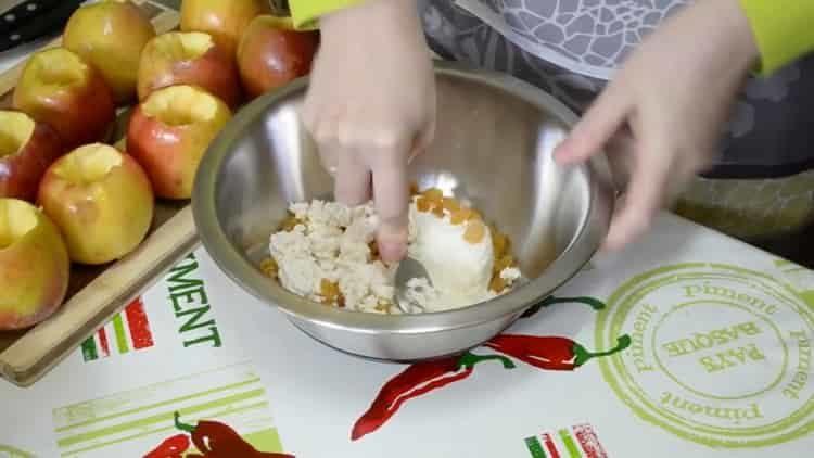 Mescola gli ingredienti per cucinare.