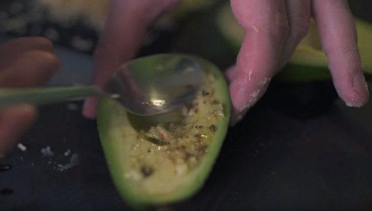 Lubrificare il nostro avocado con una salsa piccante.