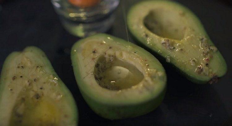 Riempiamo ogni metà dell'avocado con l'albume.