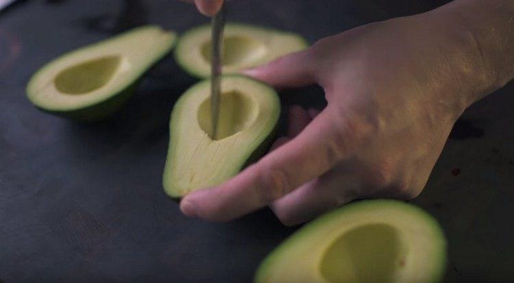 Facciamo tagli sulla carne di un avocado.