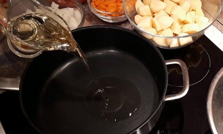 Scaldiamo l'olio vegetale in una padella con un fondo spesso.