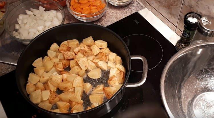 Per prima cosa, friggi le patate.