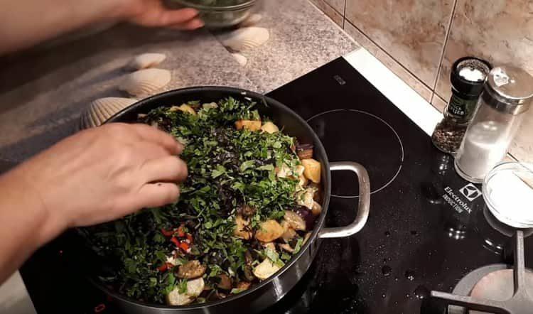 Aggiungi alla padella tutte le verdure rimanenti, le verdure.