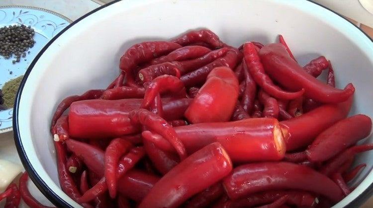 Preparare il peperoncino.