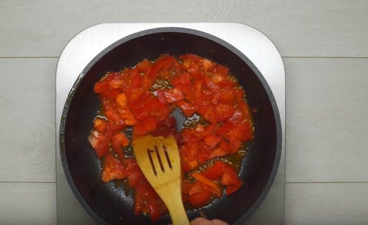 Separatamente, friggere i pomodori con l'aggiunta di concentrato di pomodoro.