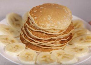 Prepariamo frittelle di banana profumate secondo una ricetta passo-passo con una foto.