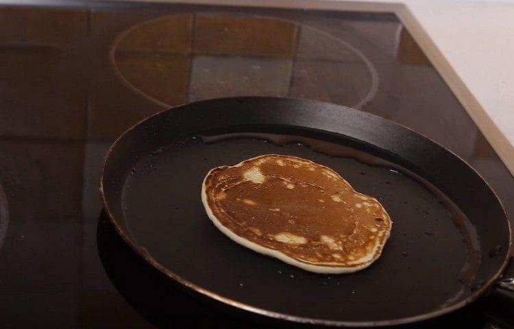 Friggiamo i pancake su entrambi i lati.