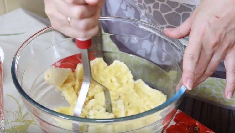 Banane mature, sbucciate e schiacciate una cotta in purè di patate.