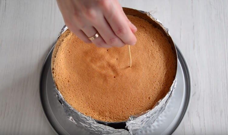 Controlla la prontezza del biscotto con uno stecchino.