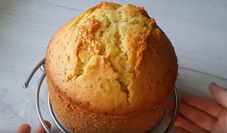 Ecco un pan di spagna così alto e magnifico che si è rivelato sul nostro kefir.