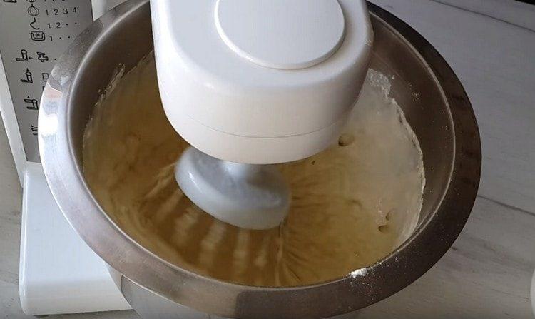 Mescolare l'impasto con un mixer.