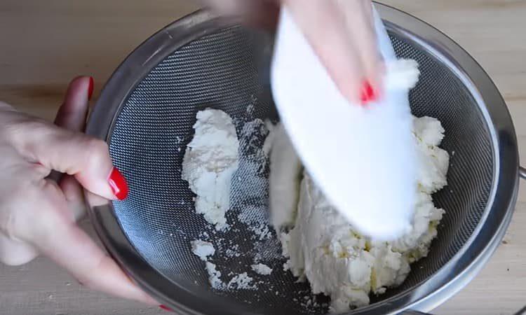 Per preparare la crema, macinare la ricotta attraverso un setaccio.