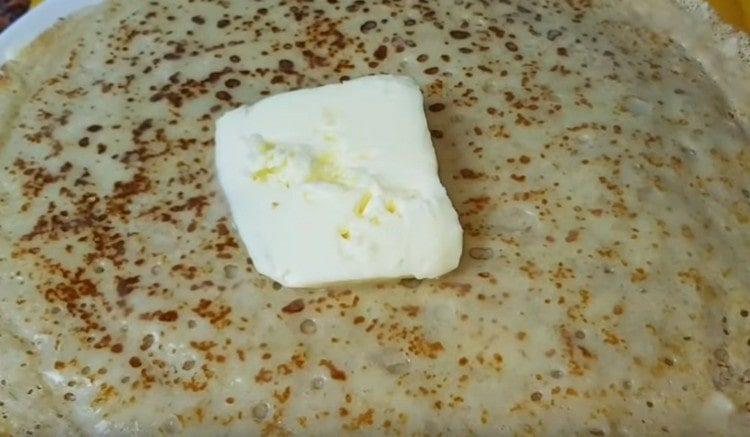 Le frittelle di avena pronte possono essere unte con un pezzo di burro.