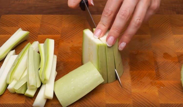 Tagliare le zucchine a cubetti.