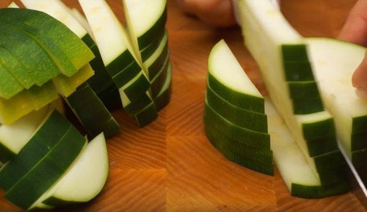 tagliato a fettine di zucchine.