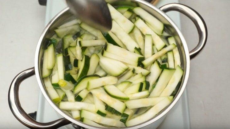 Bollire 3 minuti di zucchine in acqua con aceto.