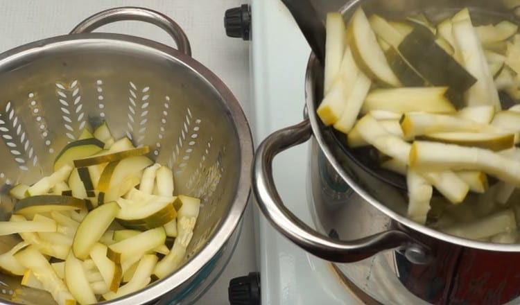 inclinare le zucchine in uno scolapasta per rendere l'acqua del bicchiere.