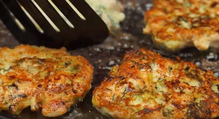 Distribuire la carne macinata in una padella con olio vegetale e friggere le polpette.