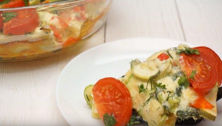 Ecco un delizioso uova strapazzate di zucchine che possono essere cotte molto rapidamente.