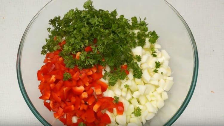 Aggiungi peperoni e verdure alle zucchine.