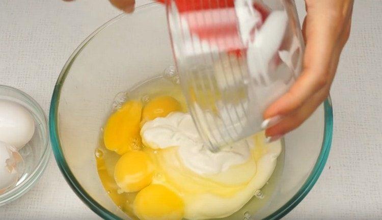 Cottura di panna acida e uova per casseruola.