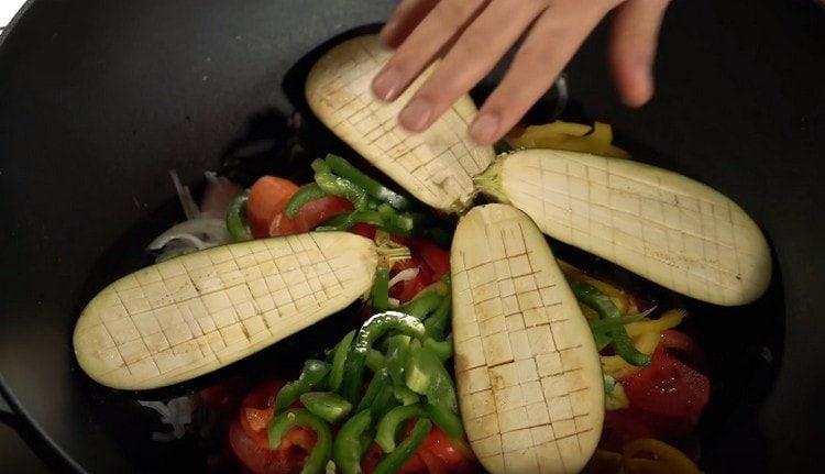 quindi aggiungere la melanzana divisa in due e salata.