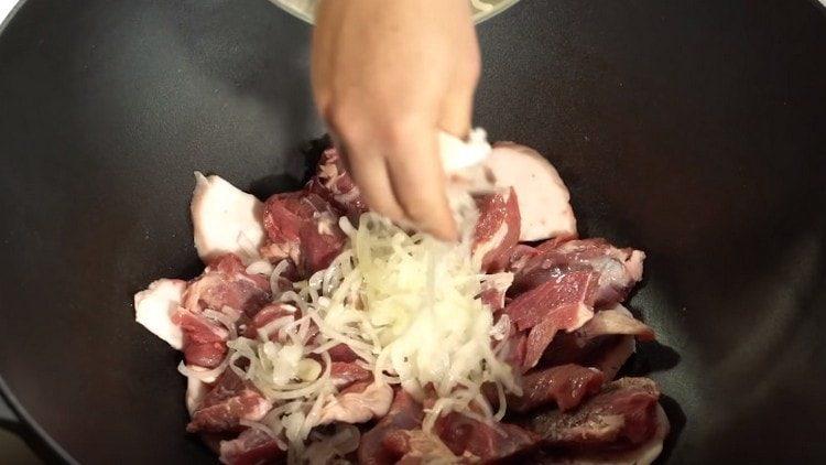 metti la cipolla sopra la carne.