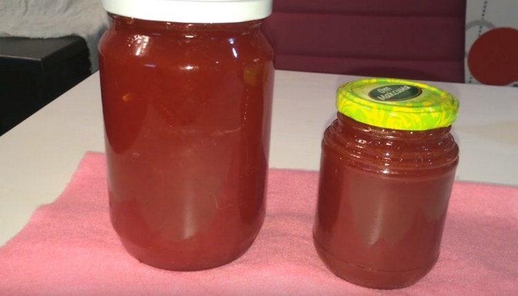 versare la marmellata dall'anguria in barattoli sterilizzati e arrotolare.