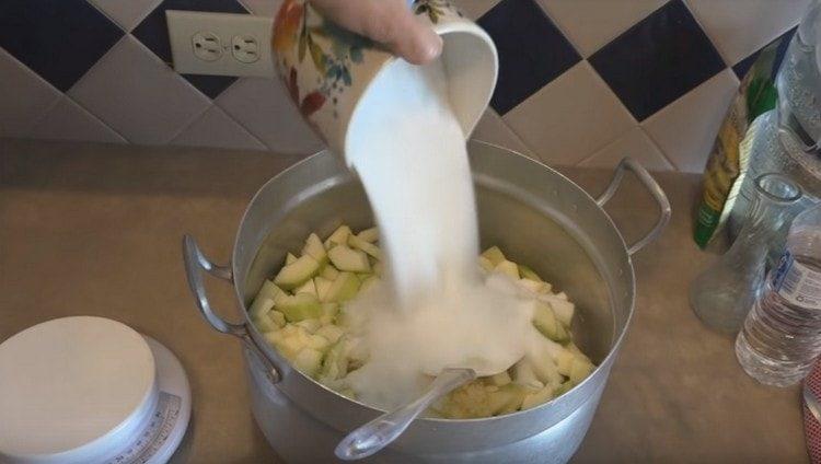 Aggiungi lo zucchero alle zucchine al limone.