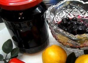 Goovoim deliziosa marmellata di aronia con mele secondo una ricetta passo-passo con una foto.