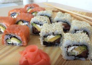 Prepariamo deliziosi sushi a casa secondo una ricetta passo-passo con una foto.