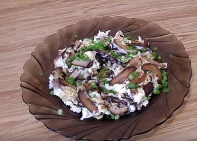 I funghi di shiitake hanno fritto  con la cipolla e l'uovo