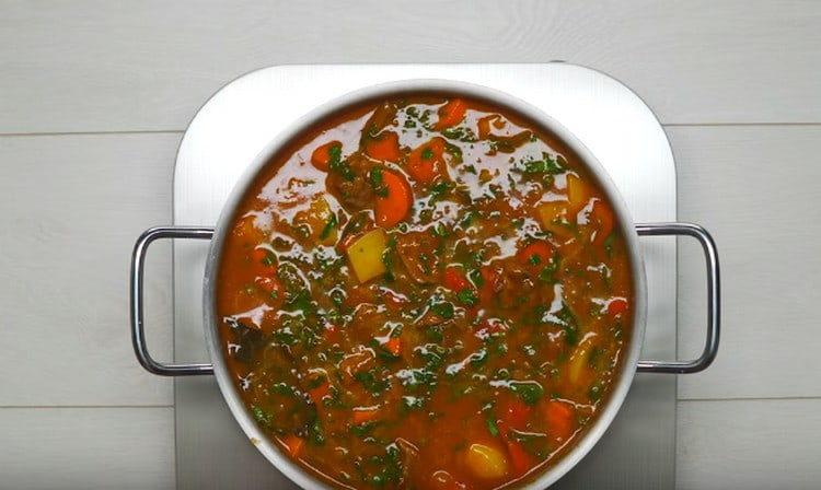 Aggiungi le verdure tritate al gulasch finito.