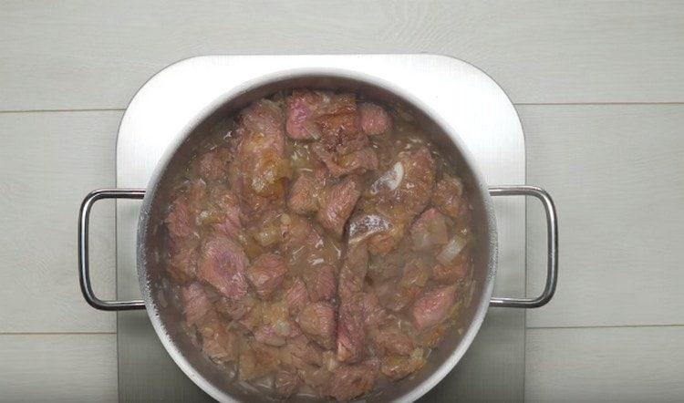 Aggiungi la carne alla cipolla.