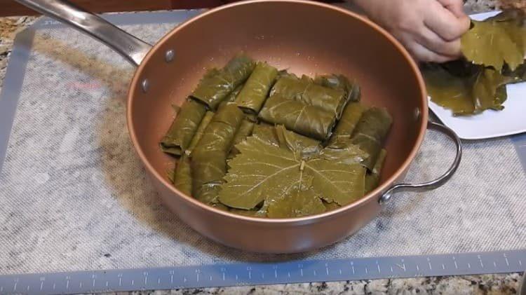 metti il ​​dolma in una casseruola, copri con le foglie dall'alto.