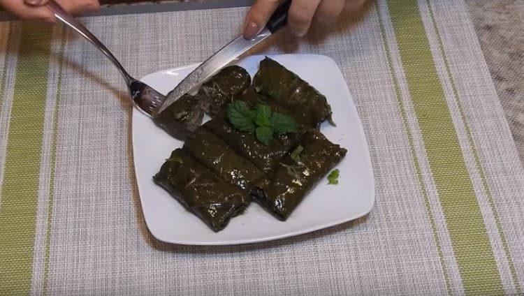 Questa è una ricetta classica per fare il dolma nelle foglie di vite.