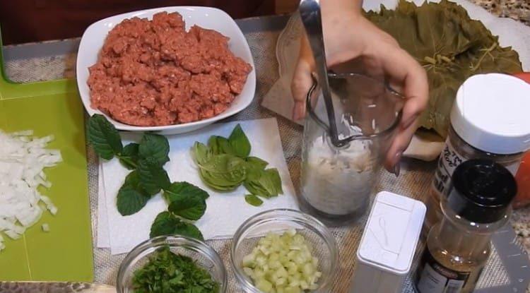 Preparare carne macinata e riso cotto a metà.