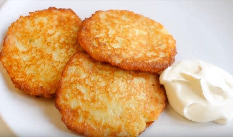 Questa è una ricetta classica, in base alla quale puoi friggere rapidamente meravigliose frittelle di patate.