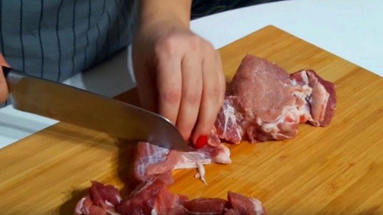 Tagliare la carne in pezzi abbastanza grandi.