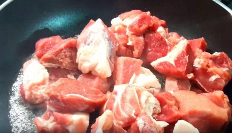 metti la carne in padella e friggi.