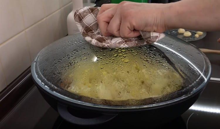 Aggiungi un po 'd'acqua e copri la padella con un coperchio.