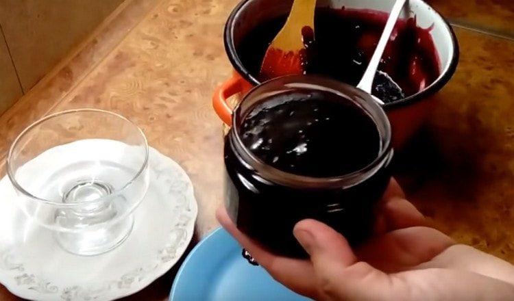 Versare la gelatina di ribes nero in barattoli sterilizzati e coprire con i coperchi.