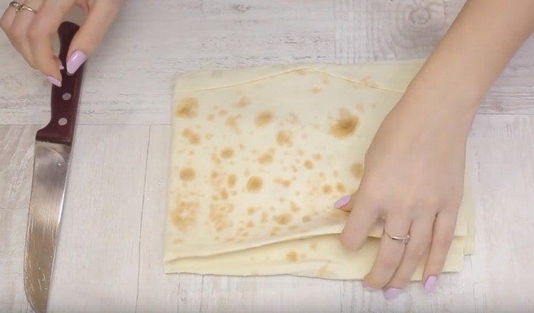 Tagliare il pane pita a quadrati.