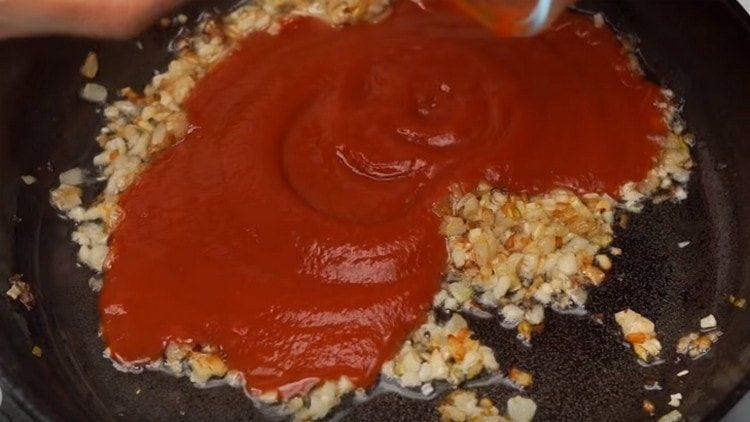 Aggiungere il concentrato di pomodoro diluito con acqua nella padella.