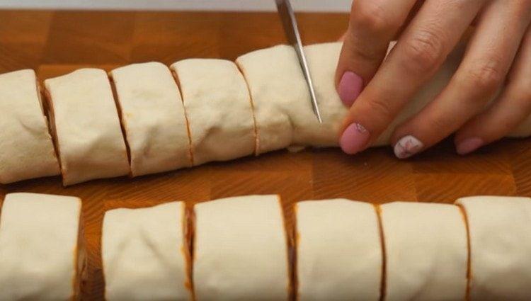 Ruota l'impasto in un rotolo e taglialo a pezzetti